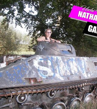Nathalie posiert auf einem Hotchkiss Schützenpanzer